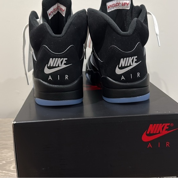 Nike Jordan 5 "Reimagined Black/White-Metallic silver-Fire Red" - Picture 2 of 5